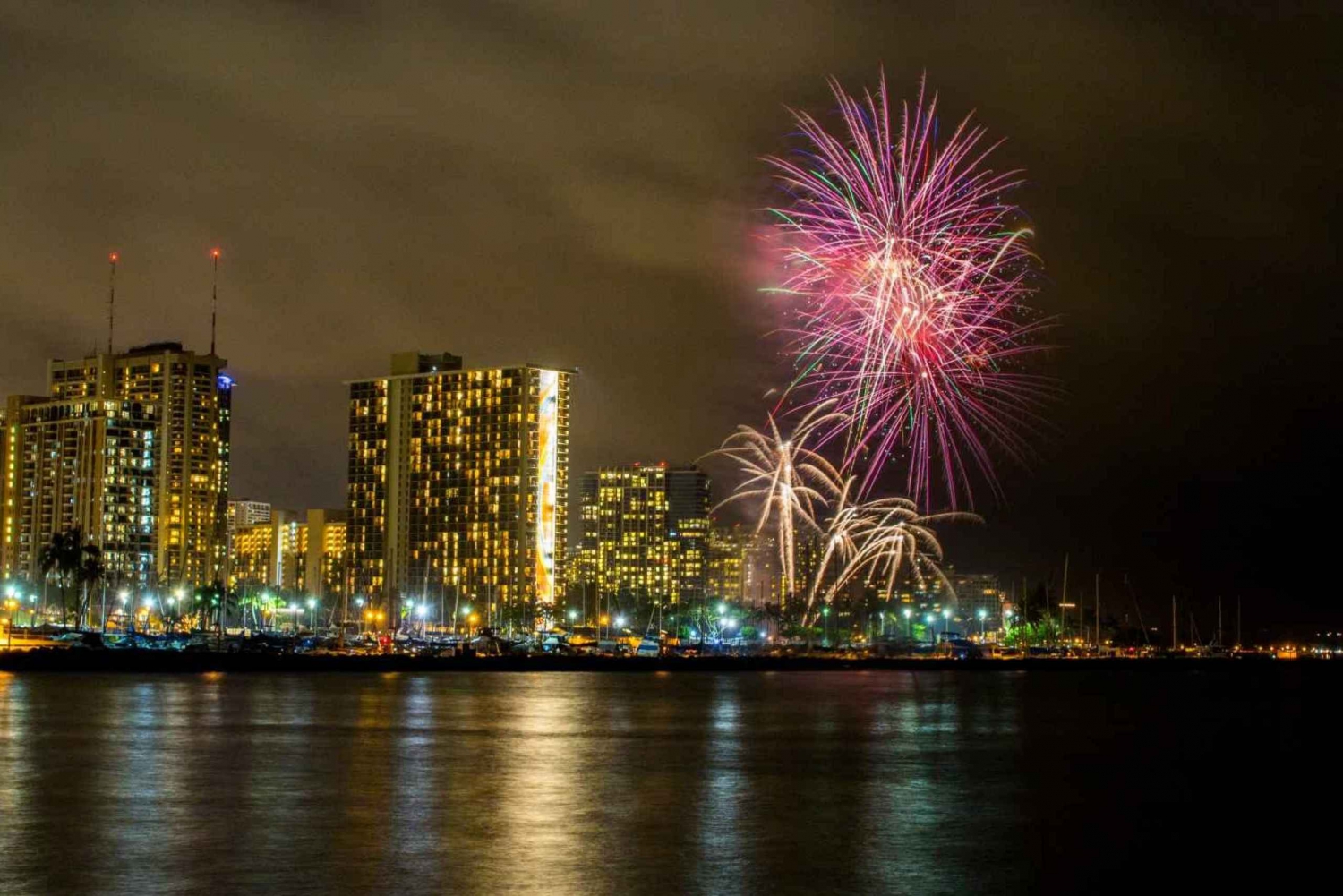 Honolulu New Year's Eve Fireworks Cruise with Drinks in Hawaii