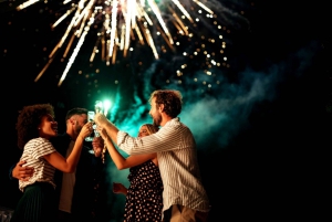 Honolulu: New Year's Eve Fireworks Cruise with Drinks