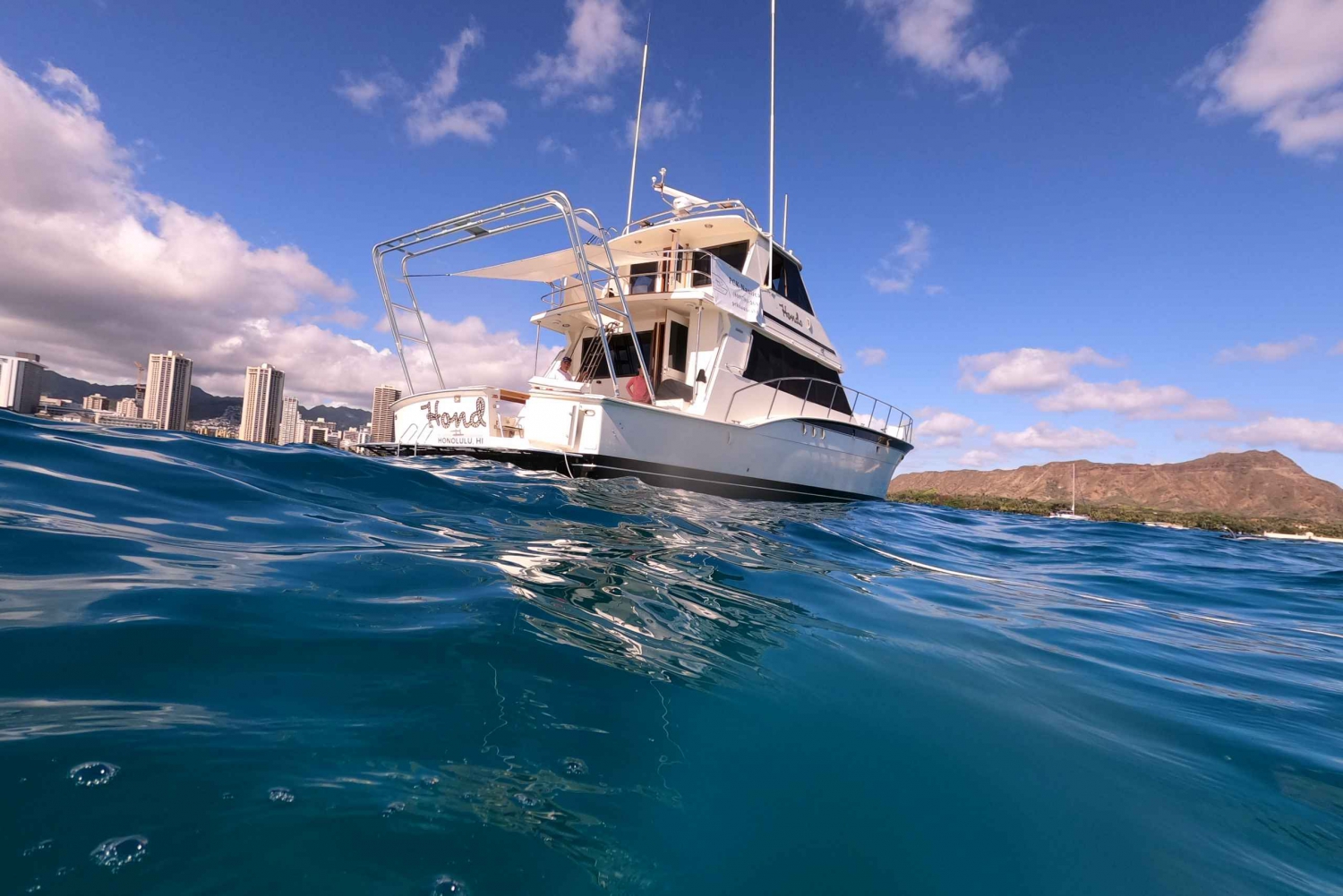 Honolulu: Private Luxury Yacht Cruise with Guide