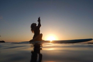 Honolulu: Sunset SUP Yoga Class