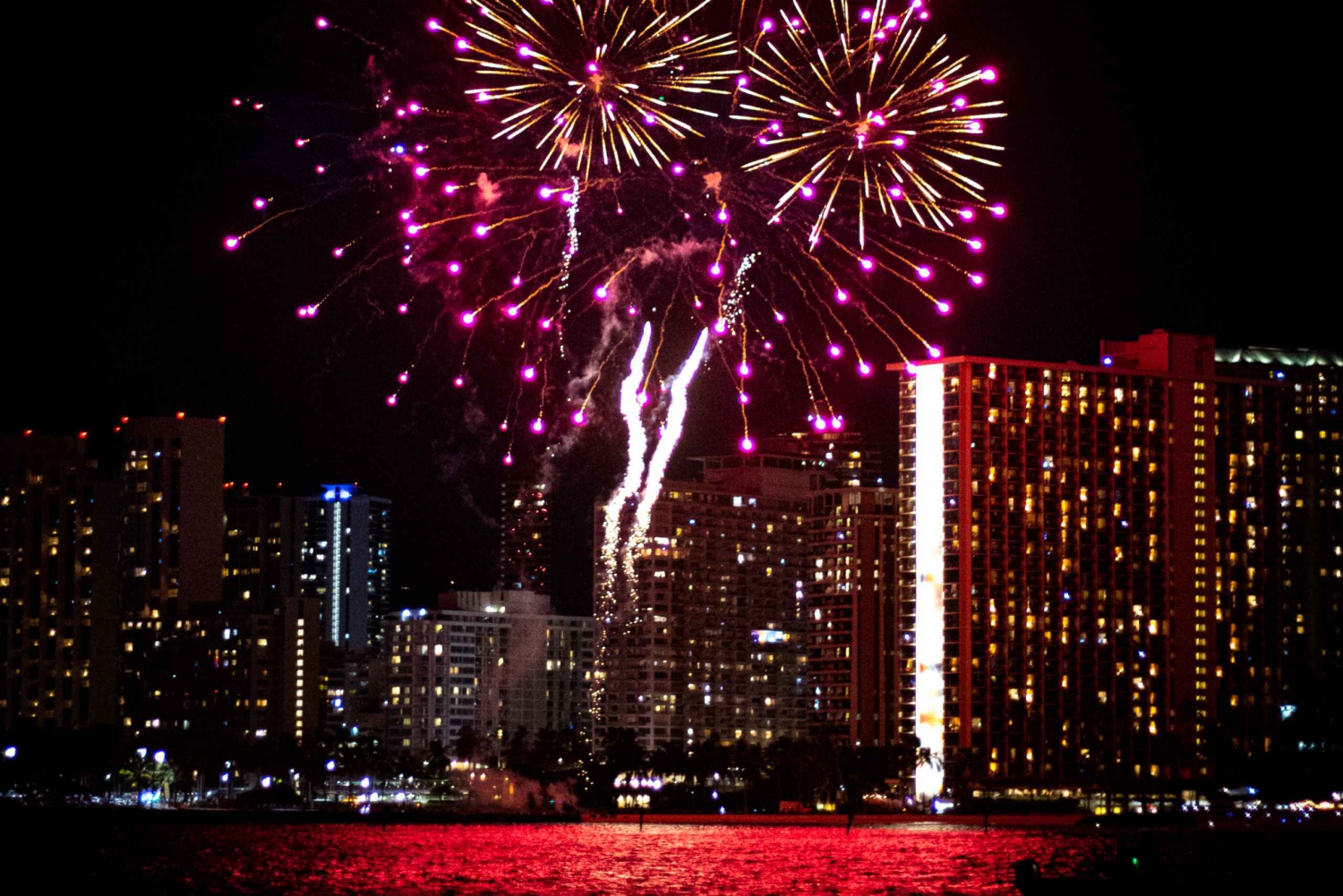 Honolulu: Waikiki Bay Music and Fireworks Catamaran Cruise