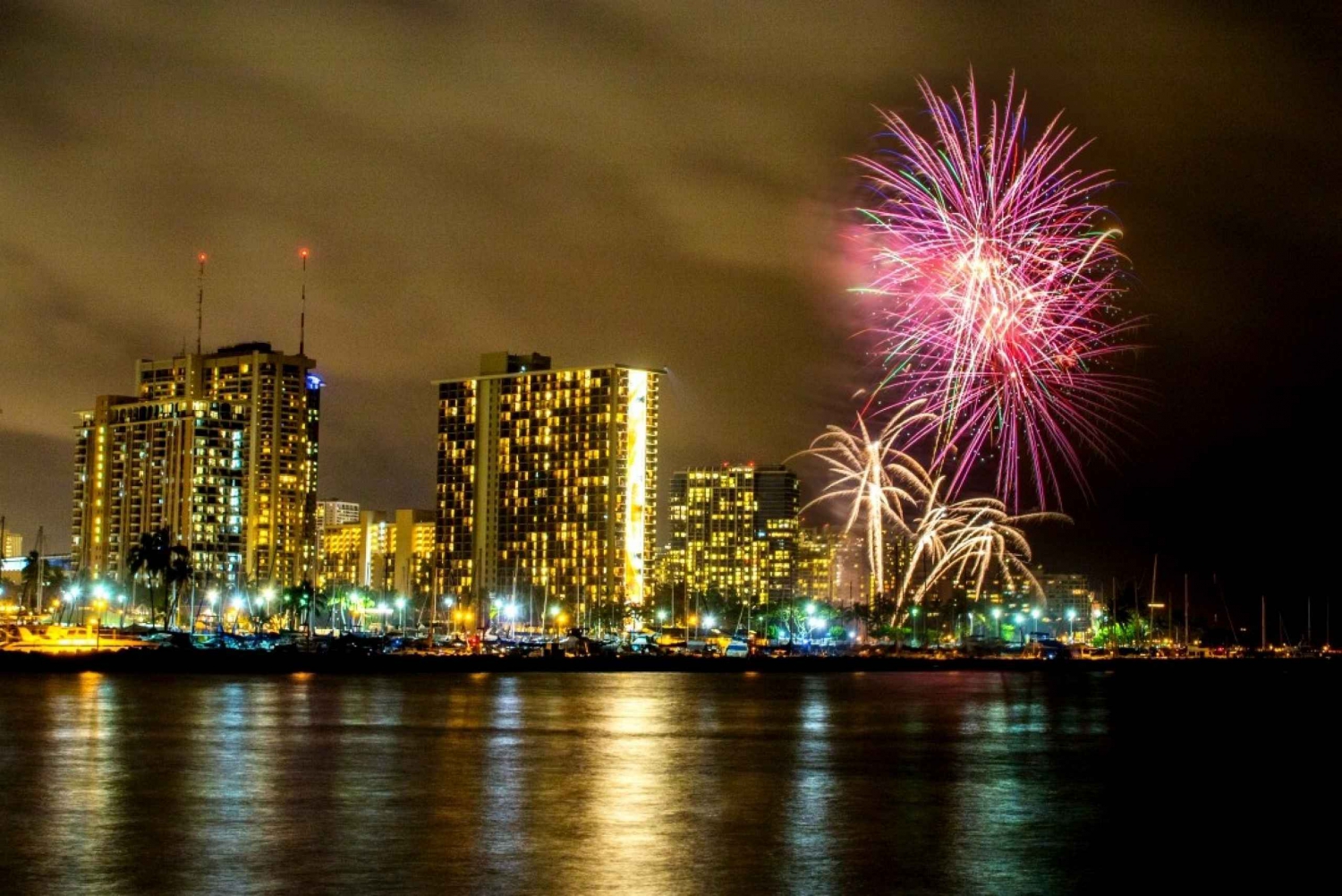 Honolulu: Waikiki Friday Fireworks Cruise w/ Drinks & Pickup