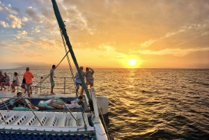Kaanapali: Sunset Dinner Catamaran Cruise med drinks