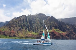 Kauai: Odkryj wybrzeże Napali łodzią żaglową z kolacją