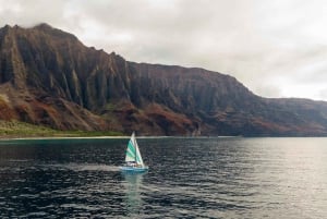 Kauai : Excursion en voilier au coucher du soleil sur la côte de Napali avec dîner