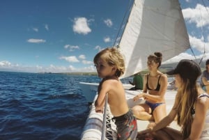 Maui: Lahaina Sailboat Cruise with Drinks and Snacks