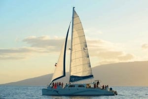 Maui: Ma'alaea Katamaraani auringonlaskun purjehdus alkupalojen kanssa
