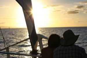 Maui: navigazione al tramonto in catamarano Ma'alaea con antipasti