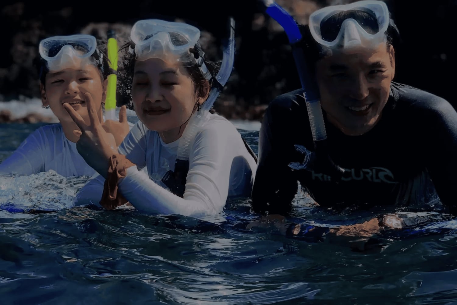 ライトと星のあるタートルタウンで夜のシュノーケル