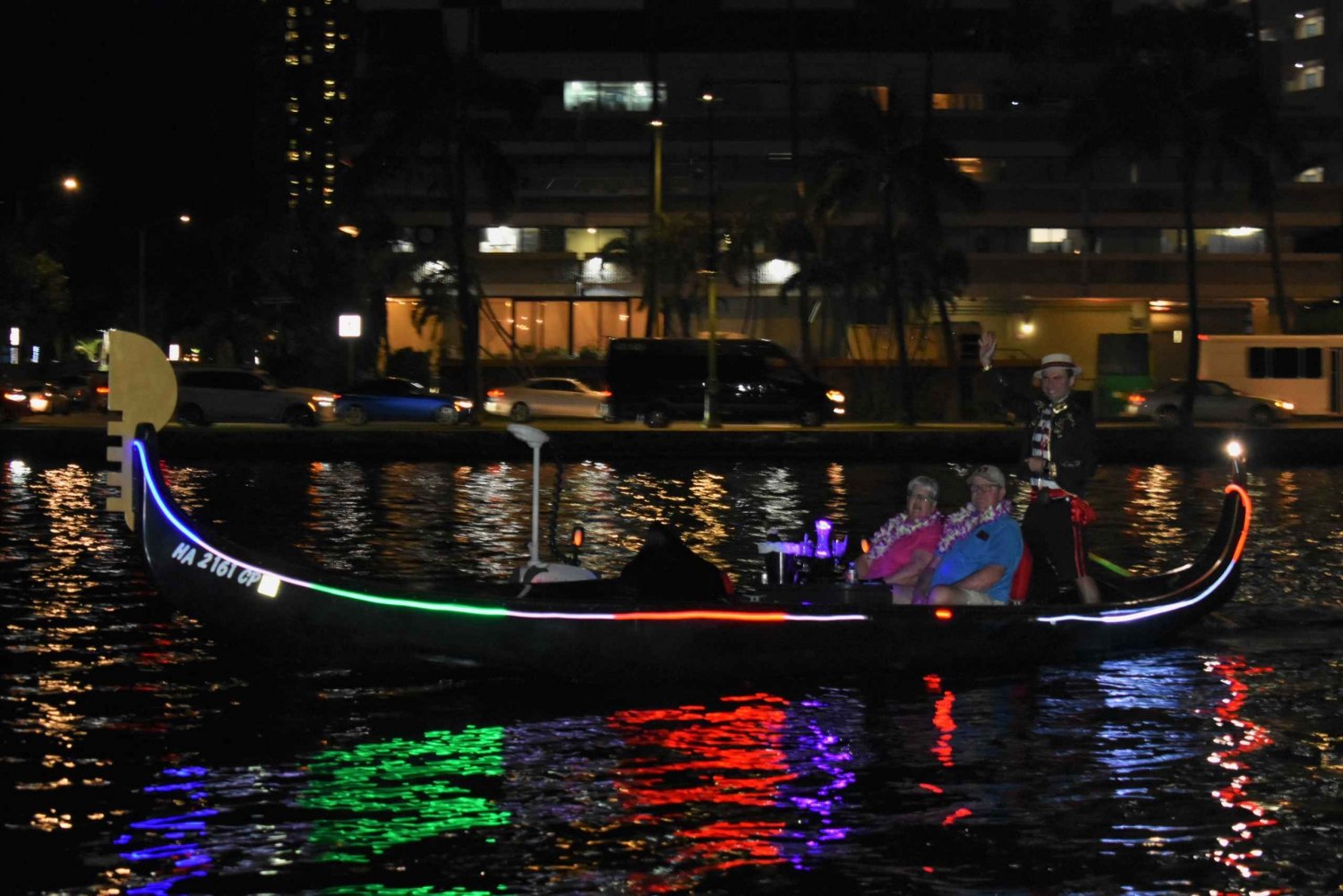 Les familles de militaires adorent cette croisière en gondole à Waikiki.