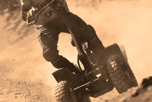 オアフ島：コーラルクレーターでアロハとアドレナリンが出会うスタンドアップ四輪バギーツアー