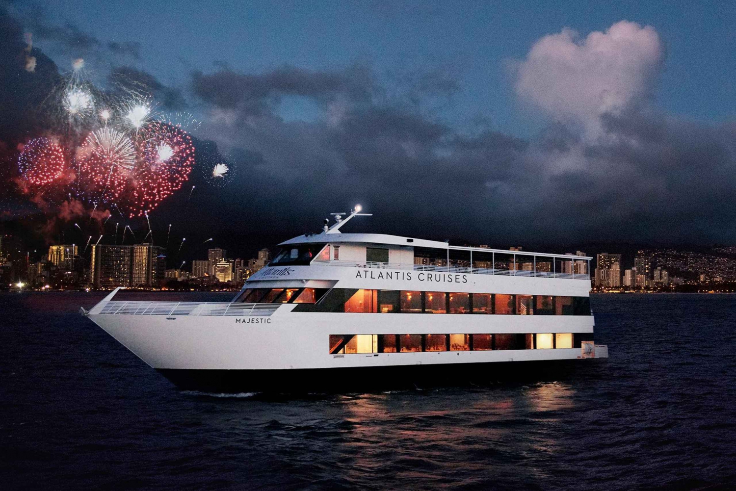 Oahu: Cóctel-crucero con fuegos artificiales el viernes por la noche