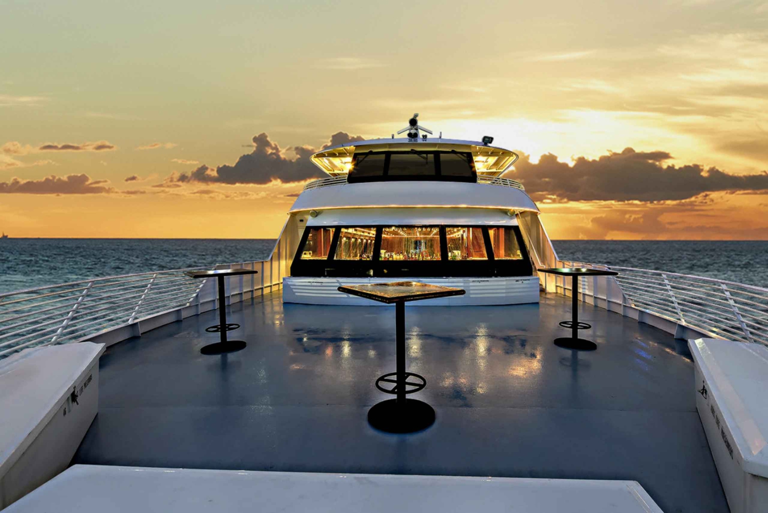 Oahu: Rejs koktajlowy z fajerwerkami w piątkową noc