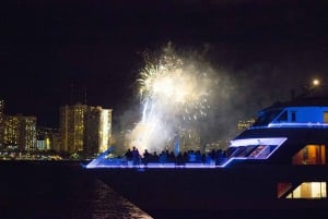 Oahu: Cóctel-crucero con fuegos artificiales el viernes por la noche