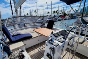 Oahu: Luxury 50' Catamaran Cruise with Snorkeling and Sunset