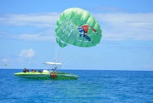 Oahu: Parasailing in der Maunalua Bay mit Blick auf den Diamond Head