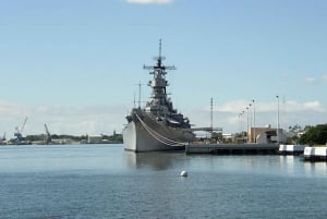 Oahu: Premium Missouri, Arizona & Top of the Tower Tour
