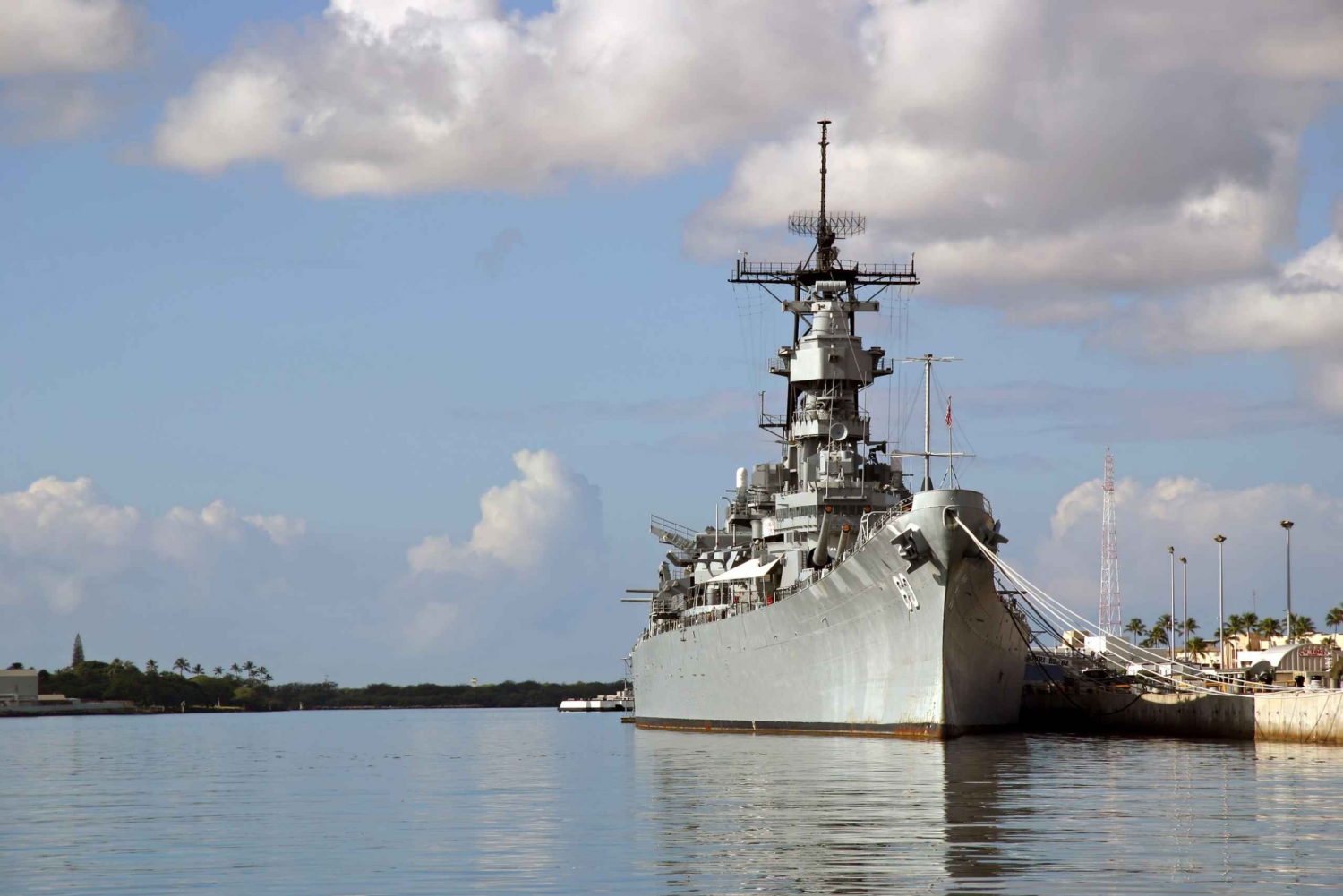 Oahu : Pearl Harbor, USS Arizona, Might Mo, & Honolulu Tour