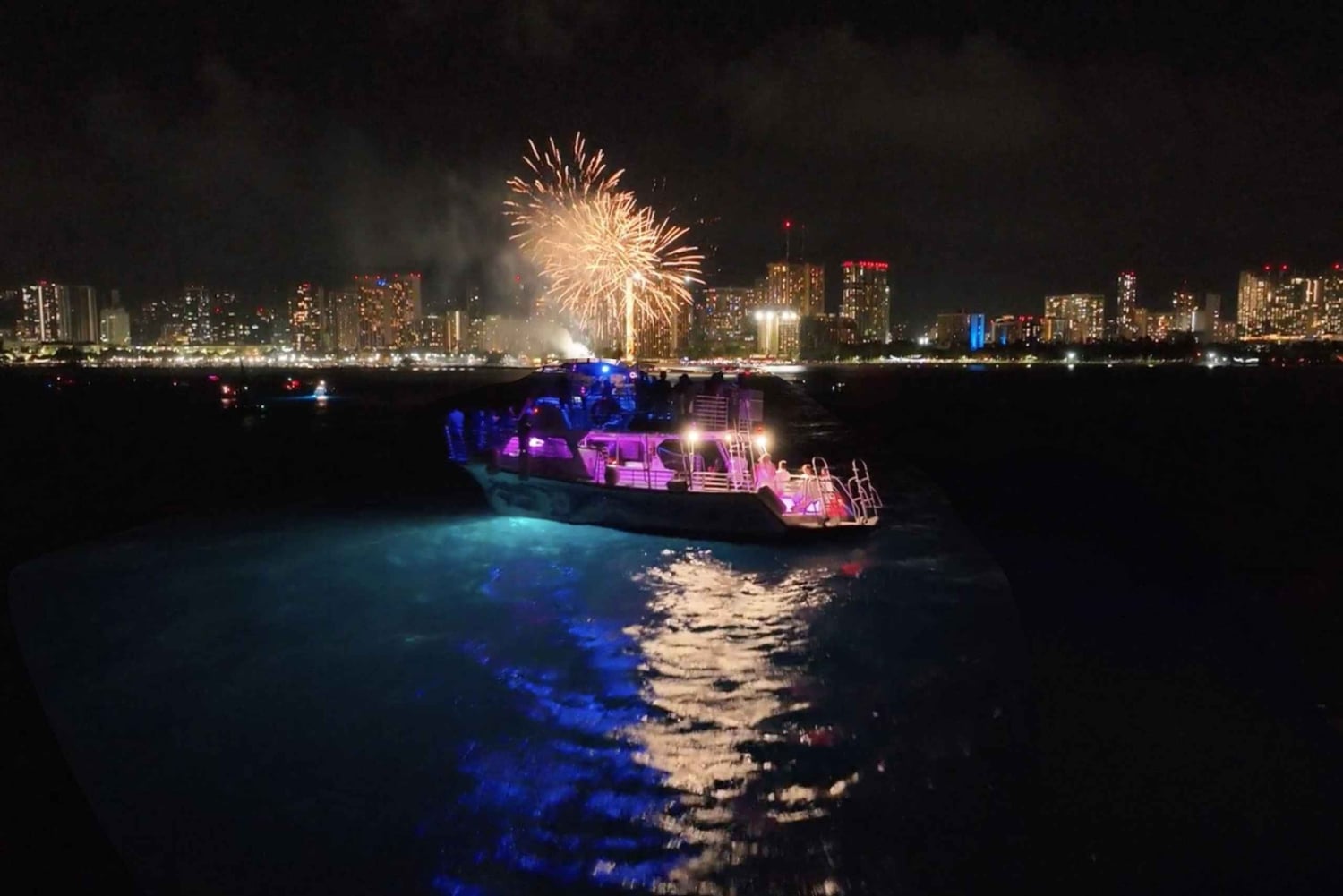 Oahu: Premium Waikiki Sunset Party Cruise med Live DJ