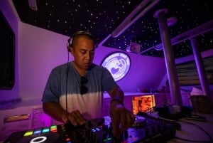 Oahu: Premium Waikiki Sunset Party Cruise met live DJ