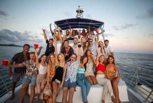 Oahu: Premium Waikiki Sunset Party Cruise met live DJ