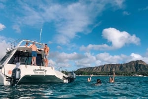 Oahu : Croisière privée en catamaran au coucher du soleil et plongée en apnée en option