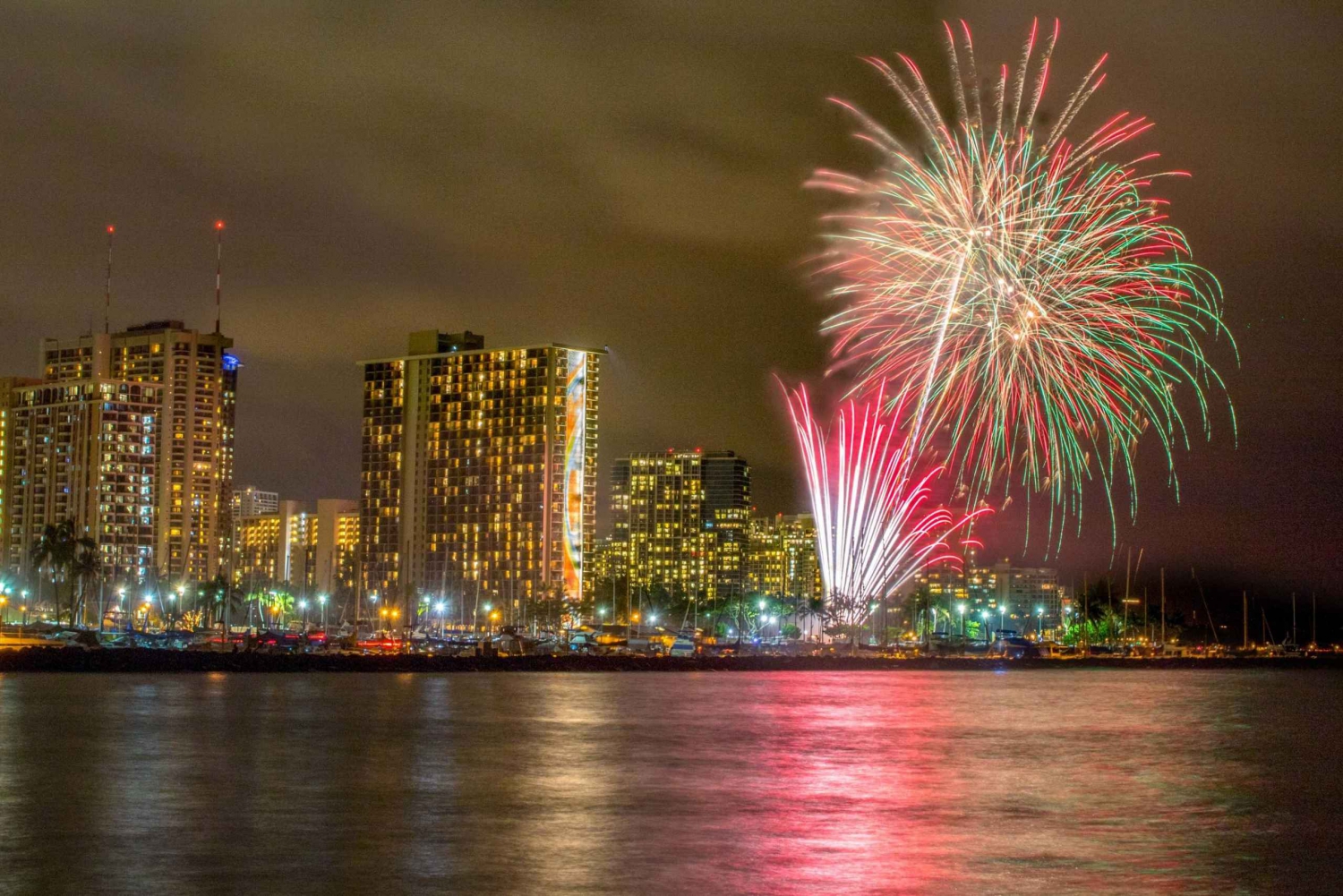 Oahu Crucero Waikiki BYOB Viernes Noche Fuegos Artificiales