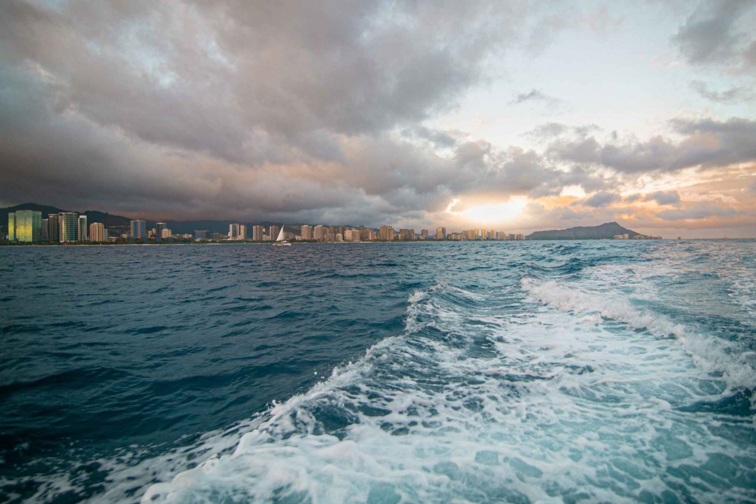 Oahu: rejs o zachodzie słońca Waikiki BYOB