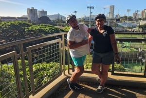 オアフ島ワイキキEサイクリングとマノア滝ハイキング