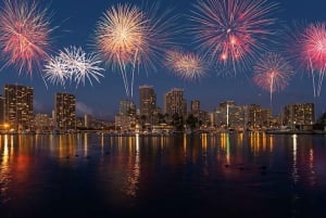 オアフ島：ワイキキ フライデーナイト ファイアーワークス カタマラン（ワヒネ・コア）