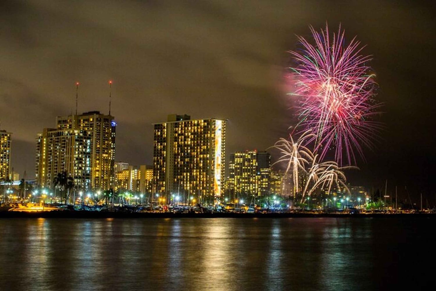 Oahu: Waikiki Friday Night Fireworks Catamaran (Wahine Koa)