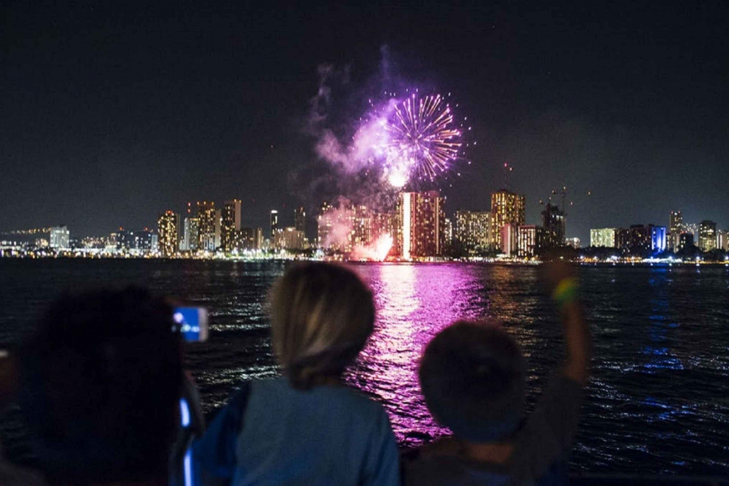 Oahu: crociera con fuochi d'artificio del venerdì sera a Waikiki