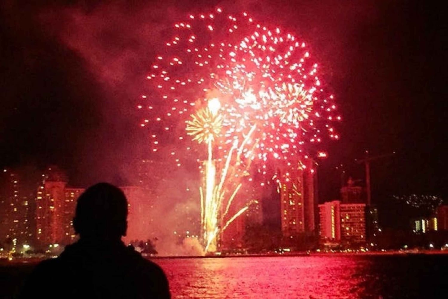 Oahu: Waikiki fredag aften fyrværkeri krydstogt