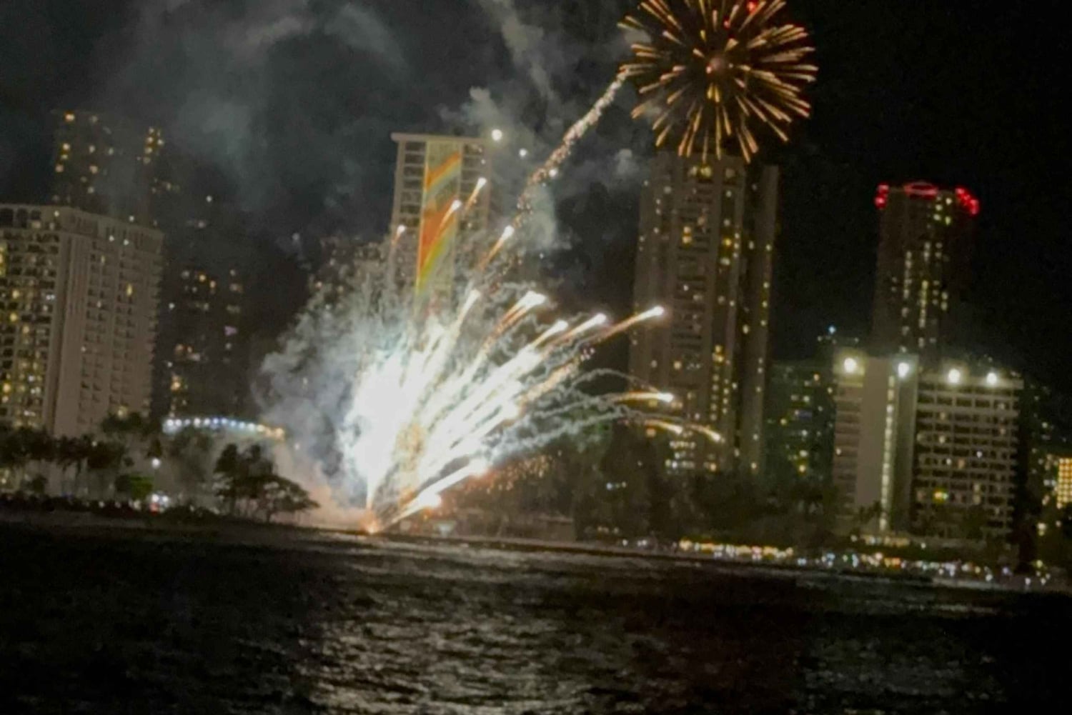 Oahu: Waikiki fredag aften fyrværkeri krydstogt