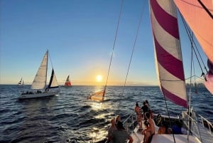Oahu: Passeio de catamarã e natação ao pôr do sol em Waikiki