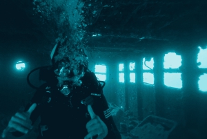 Oahu: Wreck & Reef Scuba Dive for Sertifioidut sukeltajat