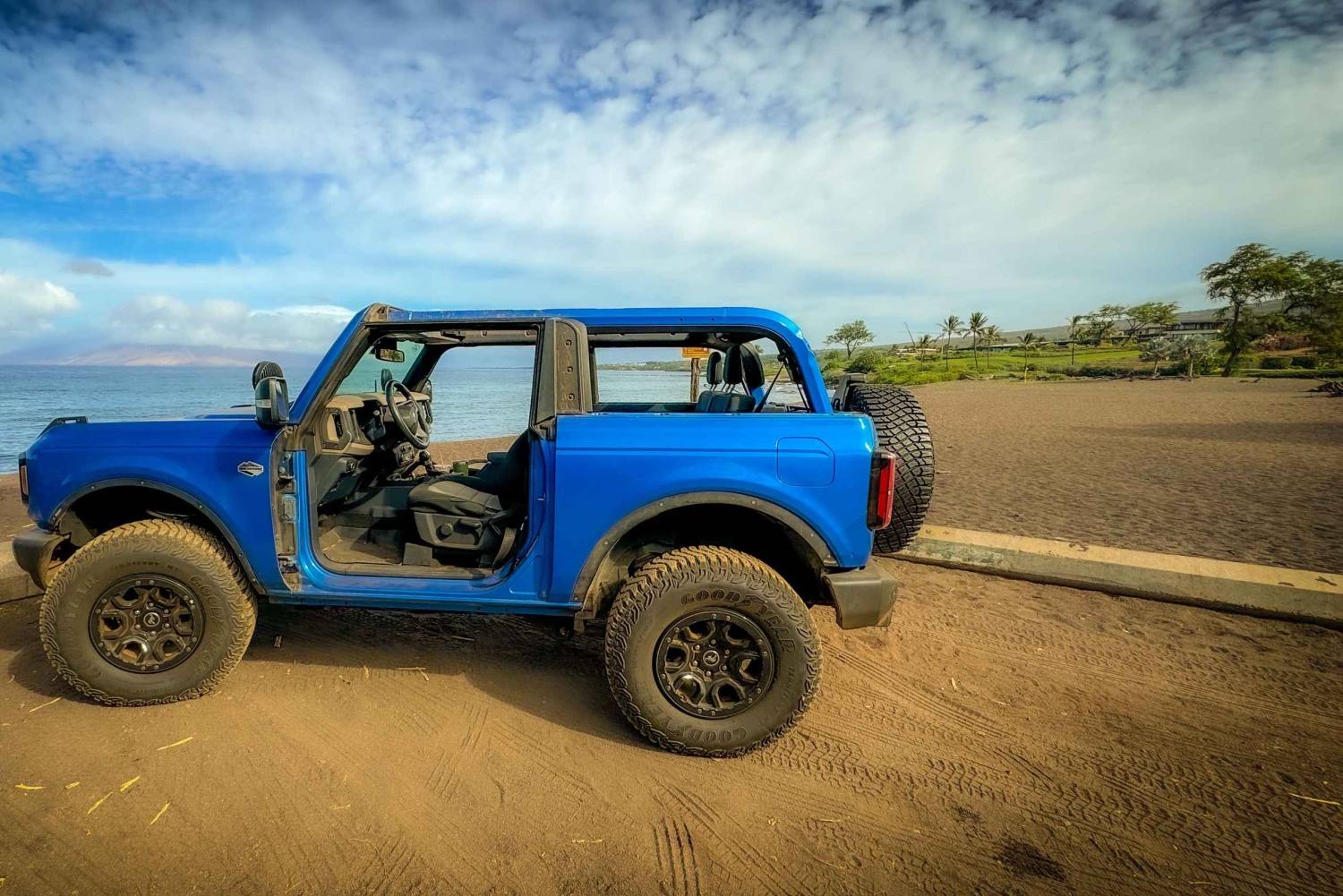 Offroad-kusttur 4x4-fordon med snorkel Foto + video