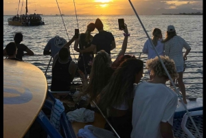 Yksityinen Honolulun cocktail-auringonlaskun purjehdus Kewalon satamasta käsin