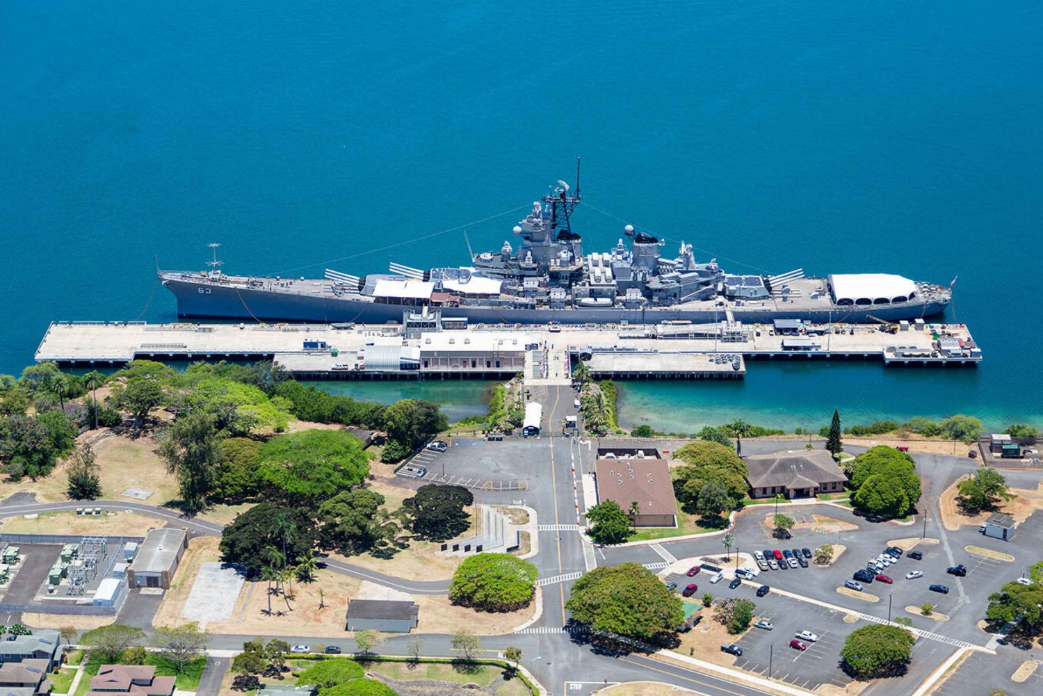 Pearl Harborin sotilaat USS Arizona ja USS Missouri