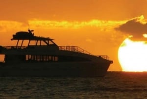 South Maui: Sunset Cruise med 4-retters middag og drinker