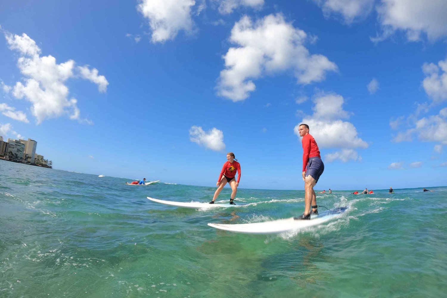 Aula de surfe para dois alunos e um instrutor em Waikiki
