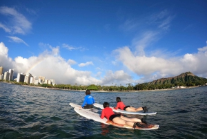 Surfinglektion med två elever och en instruktör i Waikiki