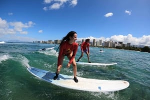 Surfinglektion med två elever och en instruktör i Waikiki