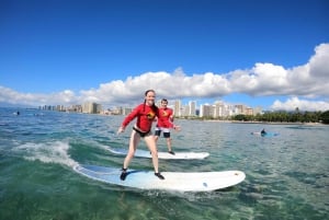 Dwóch uczniów do jednego instruktora Lekcja surfingu w Waikiki