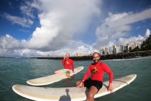 Leçon de surf pour deux étudiants et un moniteur à Waikiki