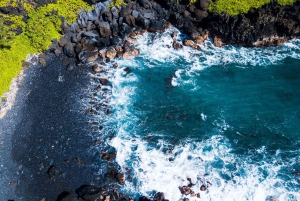 جولة خاصة لكبار الشخصيات على الطريق إلى هانا في سيارة كاديلاك إسكاليد مع شاحنة صغيرة