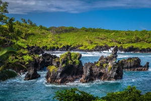 جولة خاصة لكبار الشخصيات على الطريق إلى هانا في سيارة كاديلاك إسكاليد مع شاحنة صغيرة