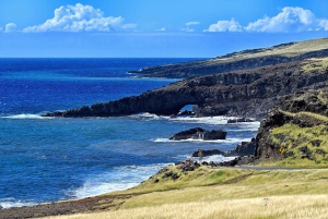 جولة خاصة لكبار الشخصيات على الطريق إلى هانا في سيارة كاديلاك إسكاليد مع شاحنة صغيرة