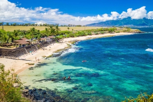 جولة خاصة لكبار الشخصيات على الطريق إلى هانا في سيارة كاديلاك إسكاليد مع شاحنة صغيرة