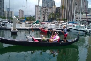 Utforsk Waikikis Grand Canal på venetiansk gondolcruise